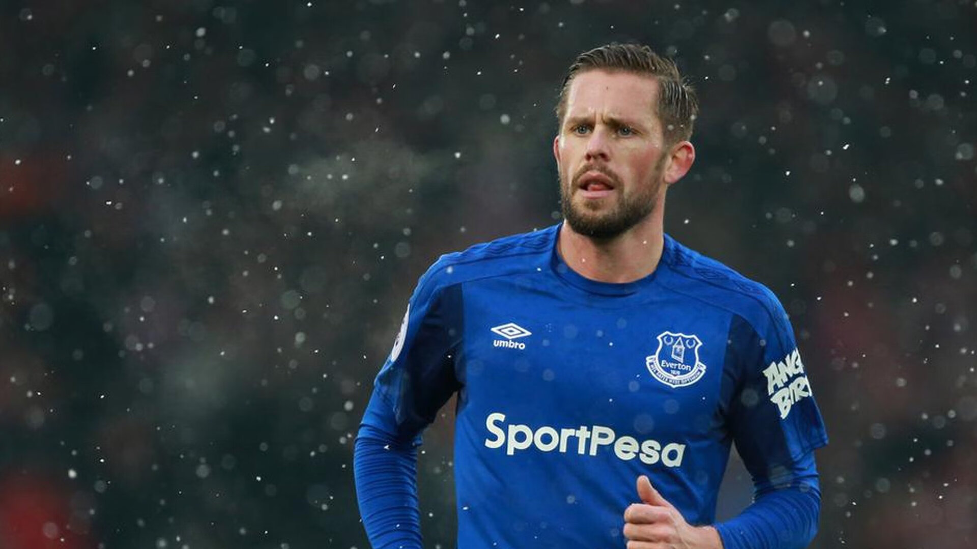 女足比赛中，中国队员李某表现出色，助球队取胜，中国女足被问责